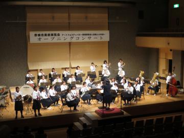 彦根市立東中学校吹奏楽部が演奏している写真