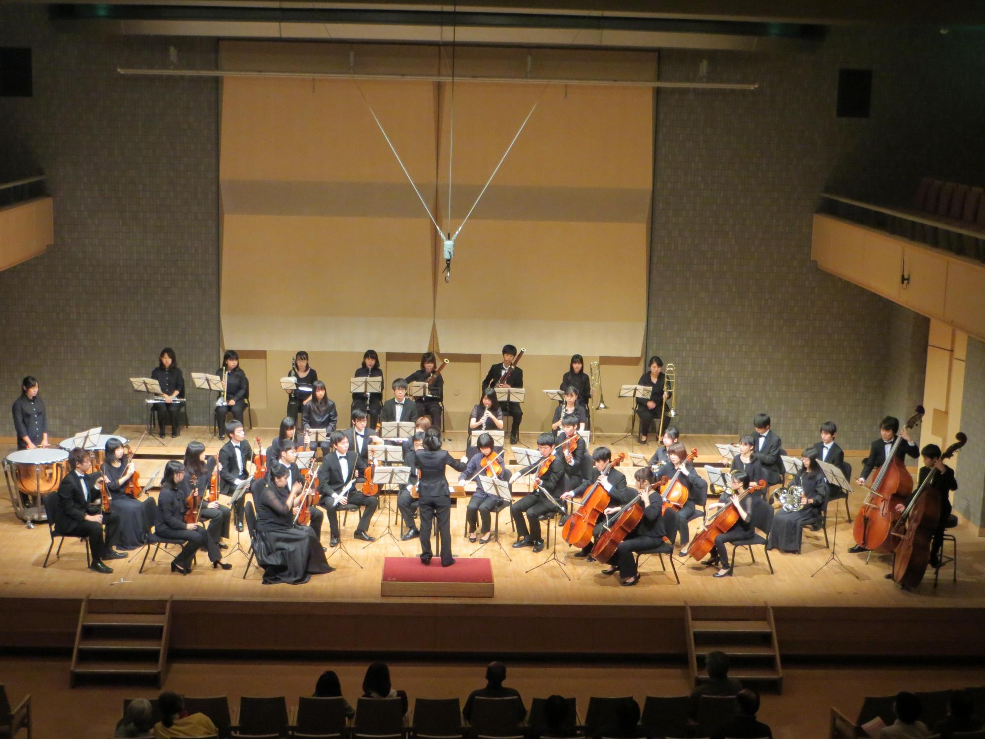滋賀大学オーケストラの演奏中の写真