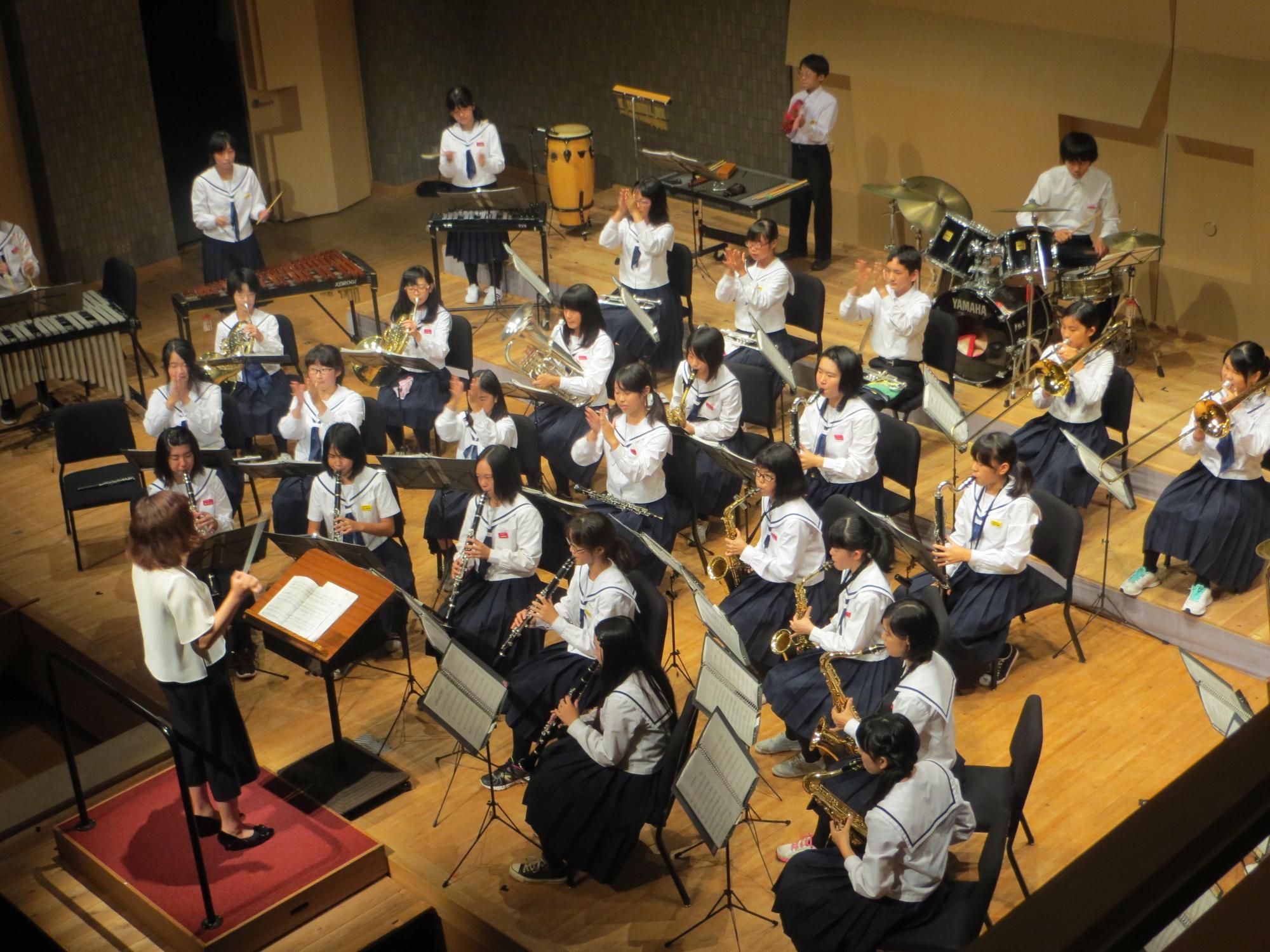 彦根市立東中学校吹奏楽部が演奏している写真