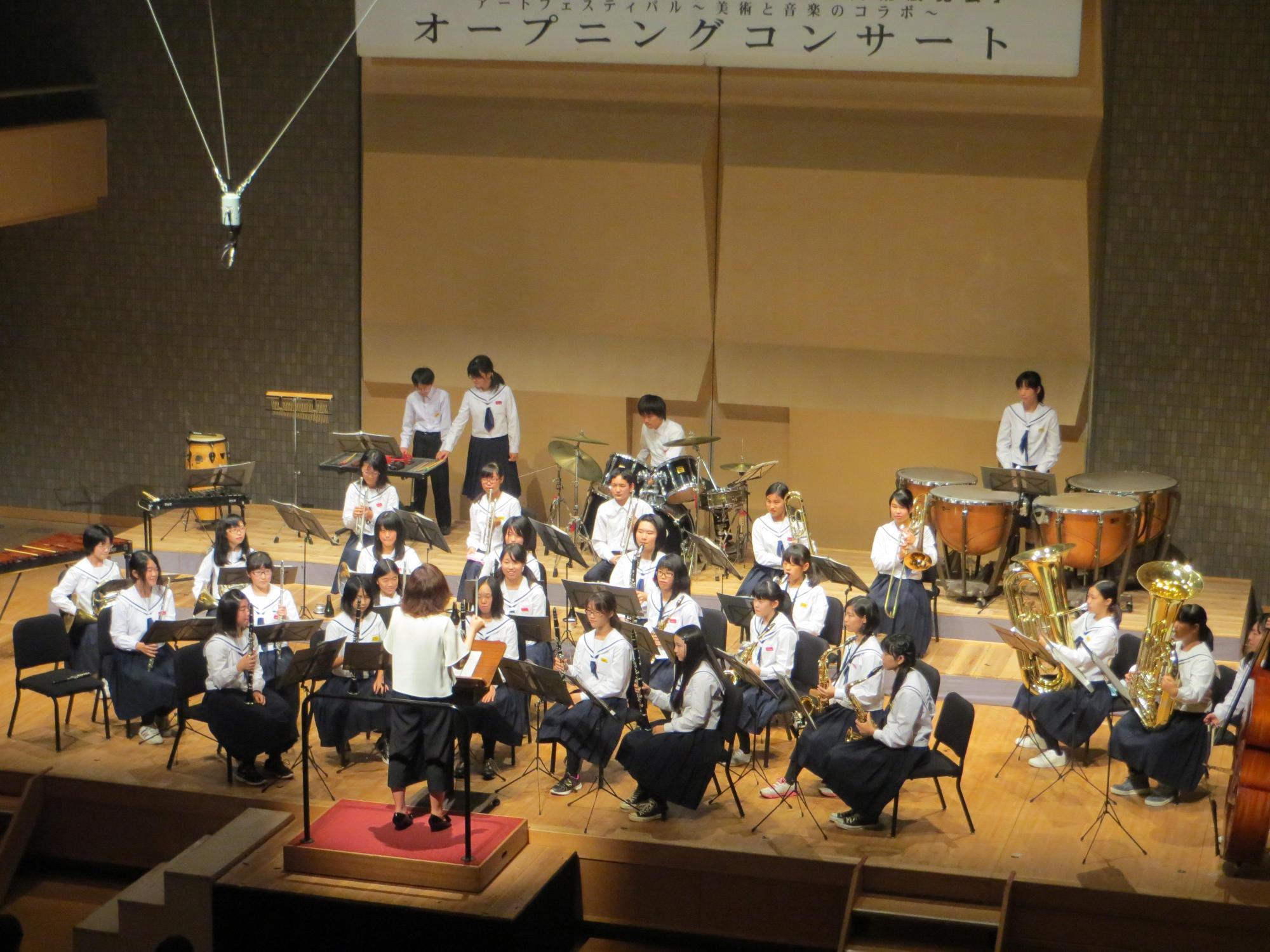 演奏中の彦根市立東中学校吹奏楽部全体を撮影した写真