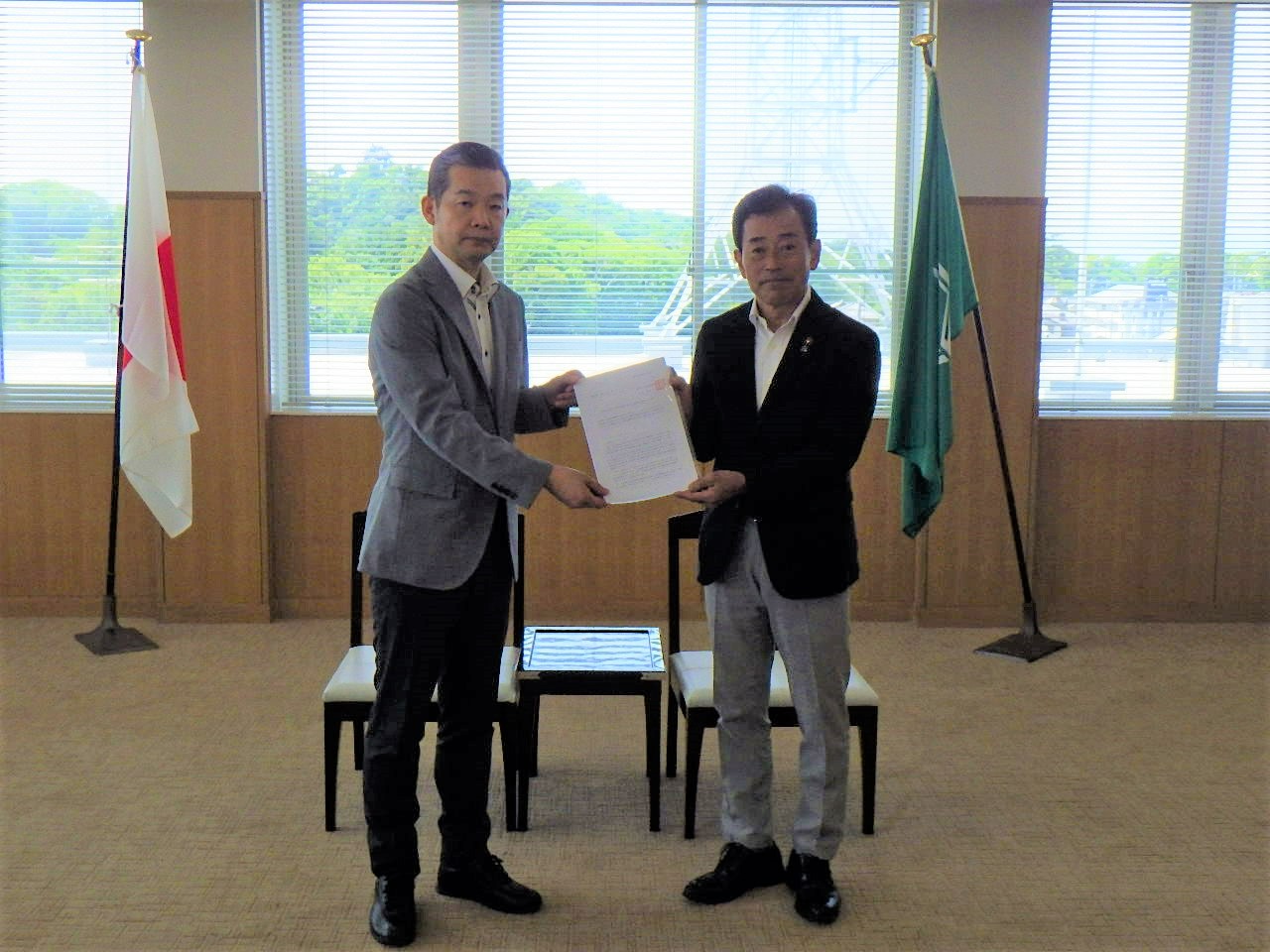 答申書を手に持つ横山会長と田島市長の写真
