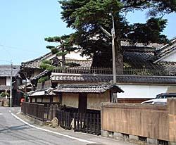 鳥居本宿の北入口に松並木があり、豪壮な家構えを表す写真