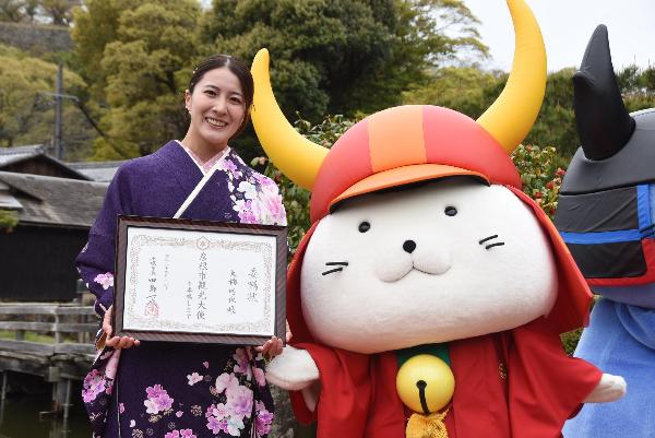 彦根市観光大使に就任した大橋悠依さんとひこにゃんの写真