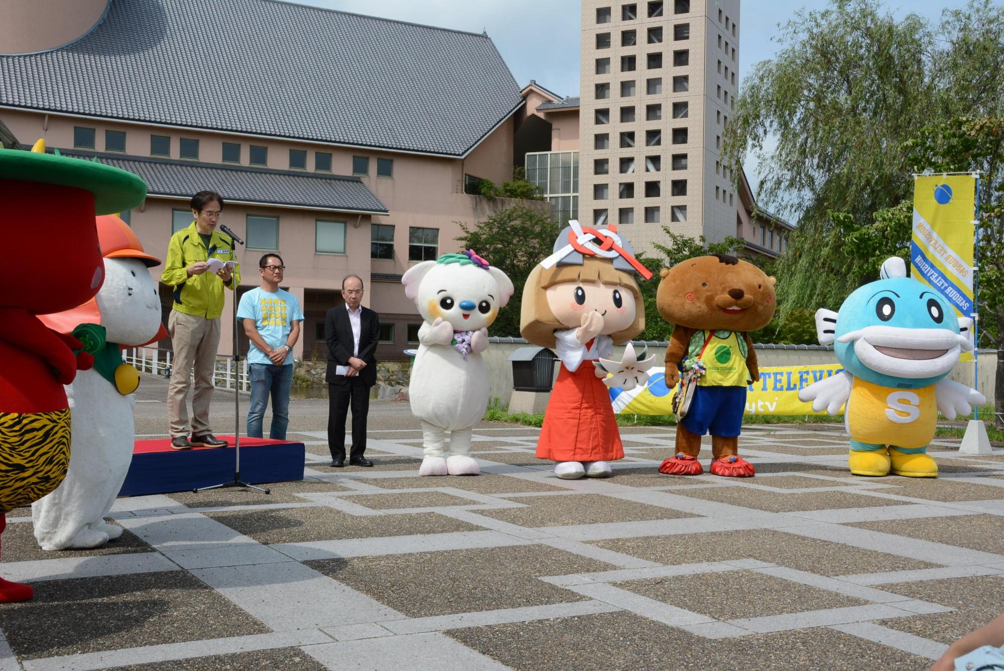 開会式にたくさんのキャラクターマスコットがきて並んでいる写真