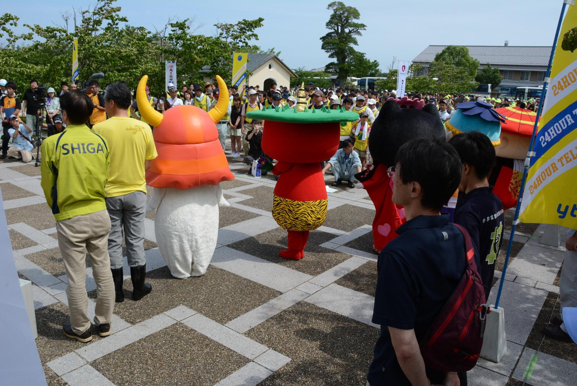 開会式に並ぶひこにゃん達をうしろからとった写真