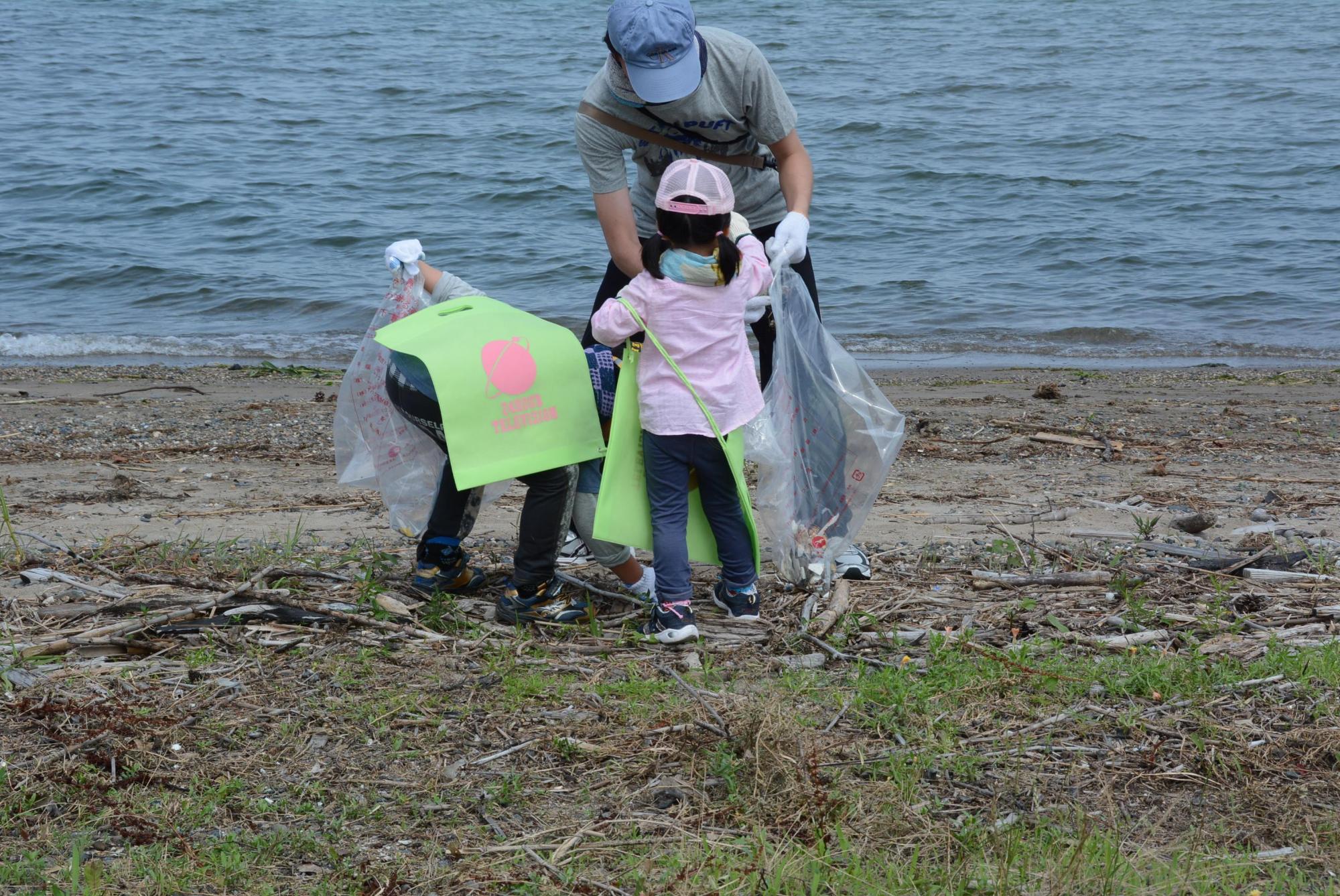 小さな子供連れの家族で清掃活動参加している写真