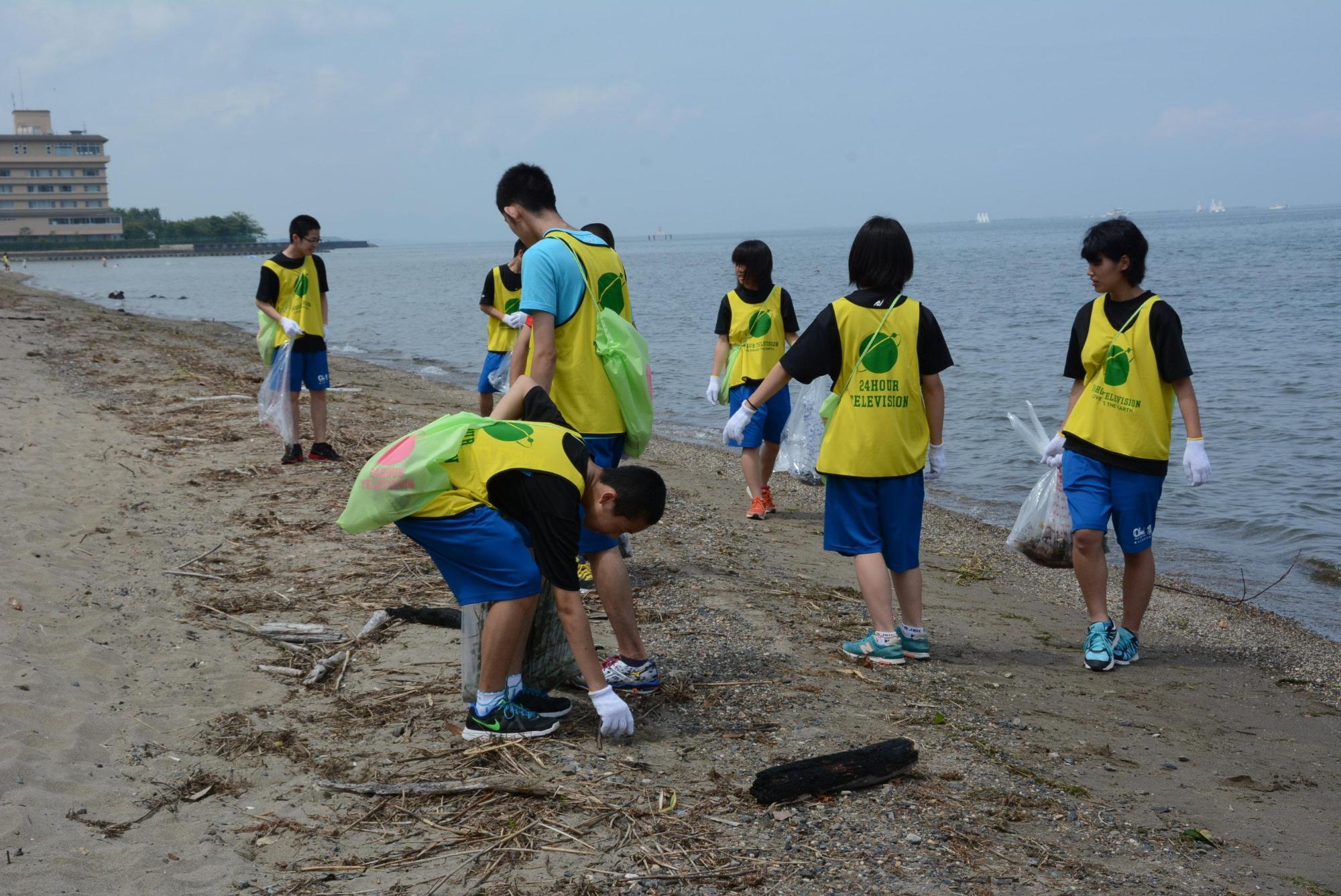 大勢の子供たちが松原湖岸の清掃活動に参加している写真