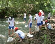 矢倉川の清掃をしている生徒たちの写真