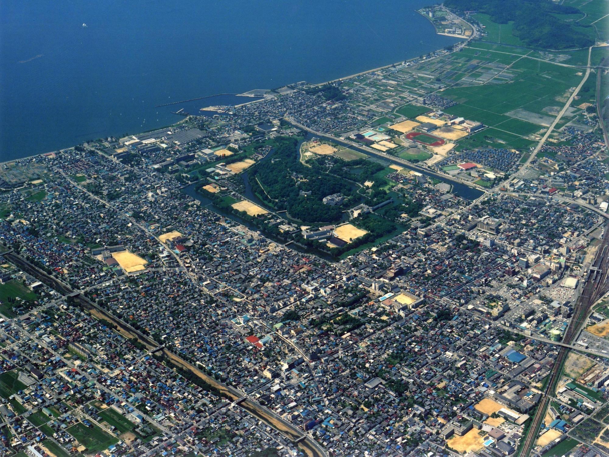 特別史跡彦根城跡を上空から見た写真