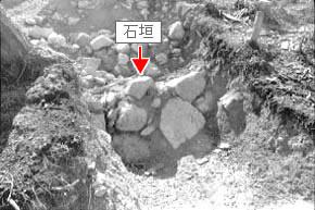 山崎山城跡、北側堀切の石垣検出状況の写真