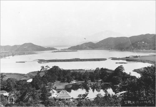 彦根城から見える北面のびわこが見える風景の白黒写真