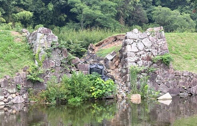 令和8年6月に崩落した米蔵水門石垣復旧 内堀側からの写真