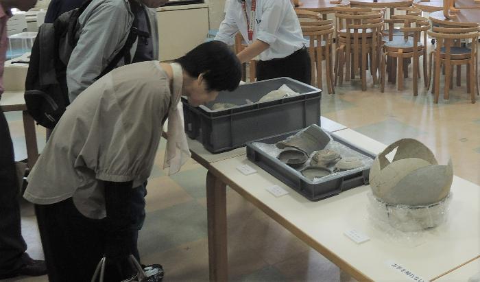 考古学ミーティング遺物展示の様子