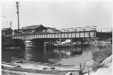 橋の移る風景モノクロの写真