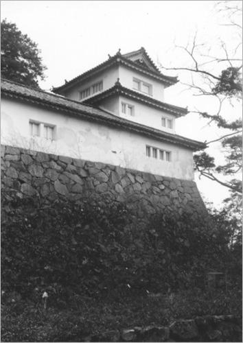 西の丸三重櫓の白黒写真