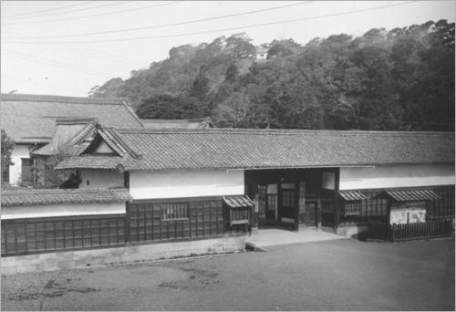 西郷屋敷長屋門の白黒写真