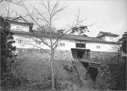 天秤櫓の白黒写真