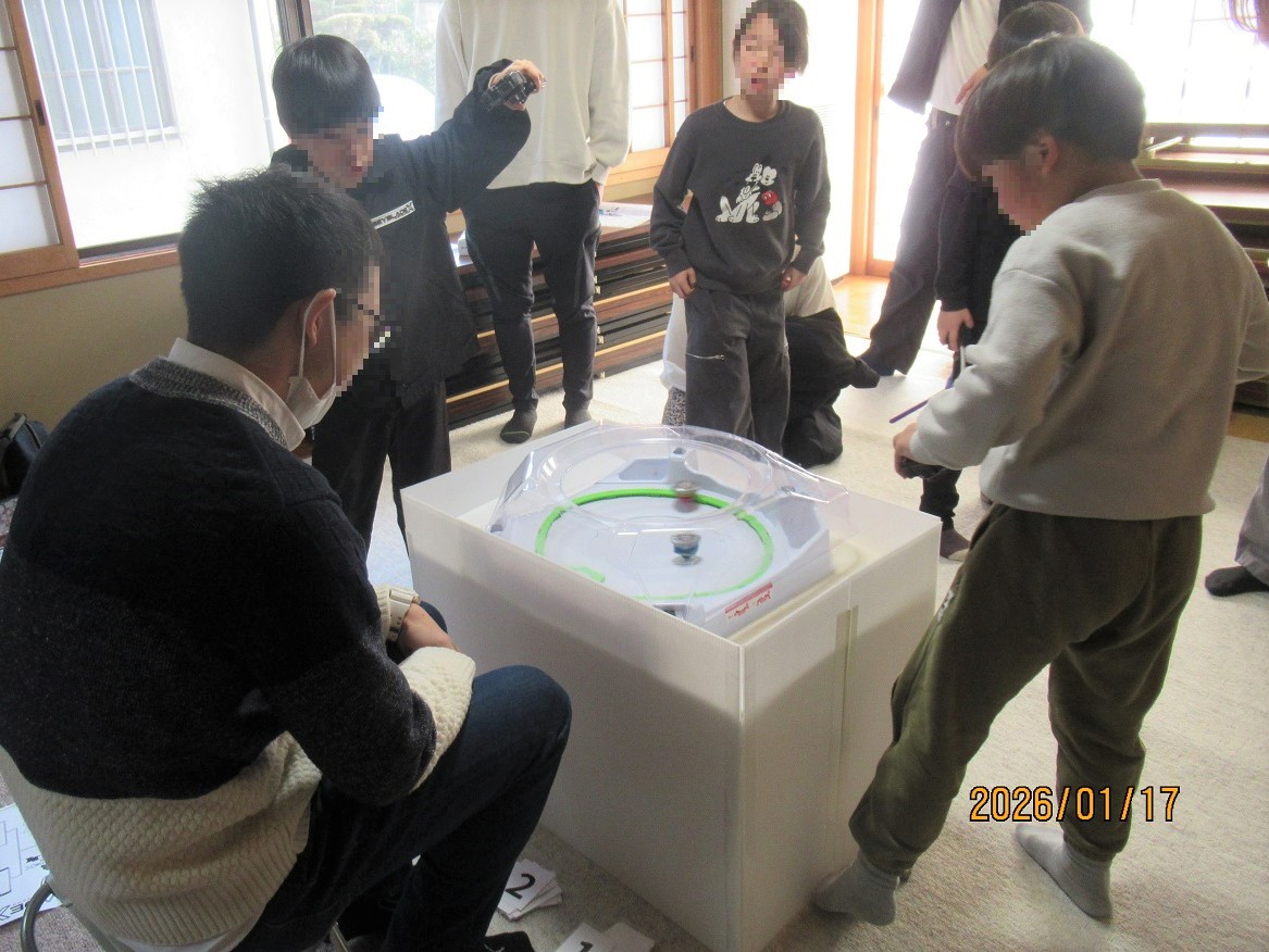 ベイブレードで遊ぶこどもたち