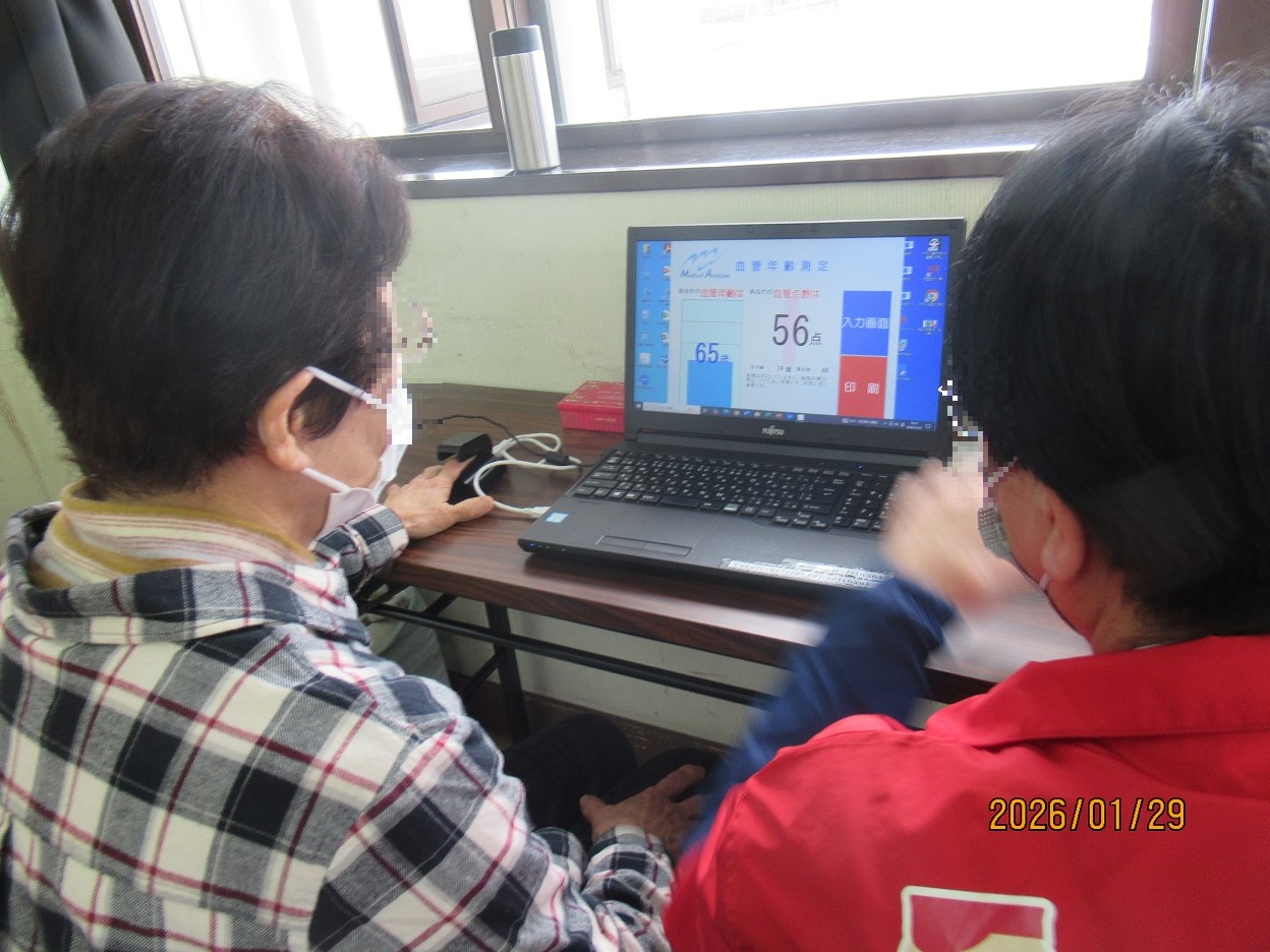 血液年齢を測定しパソコンで確認する様子