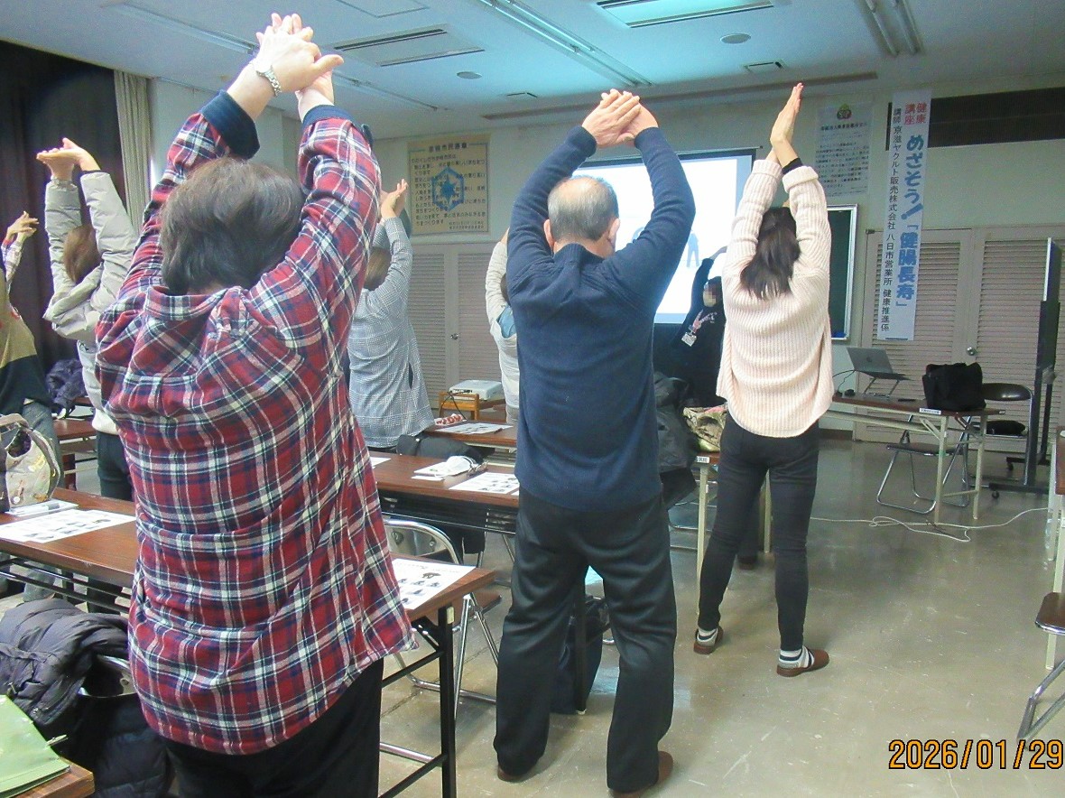 おなか元気体操をする様子