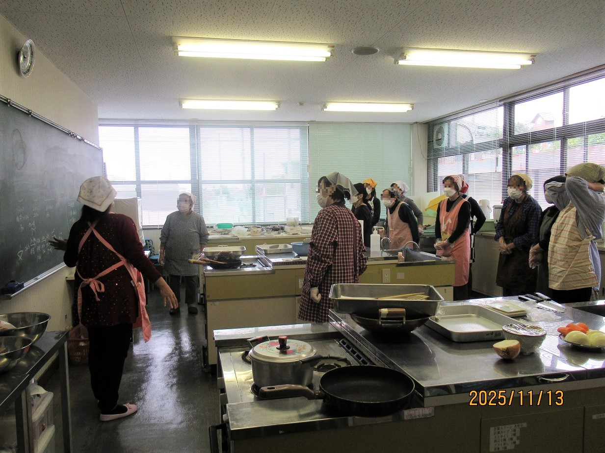 調理実習室でパン作り説明中の様子