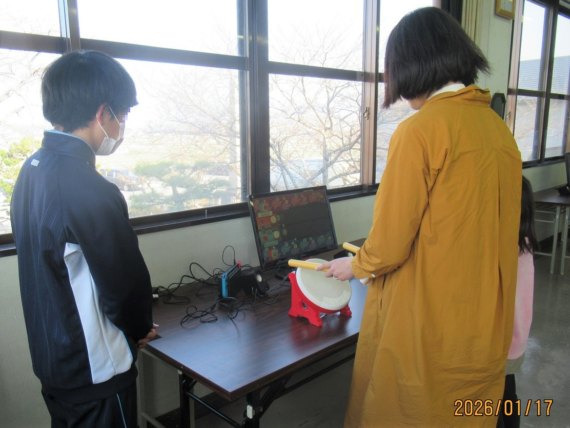 家庭用ゲーム機で太鼓の達人を楽しむ様子