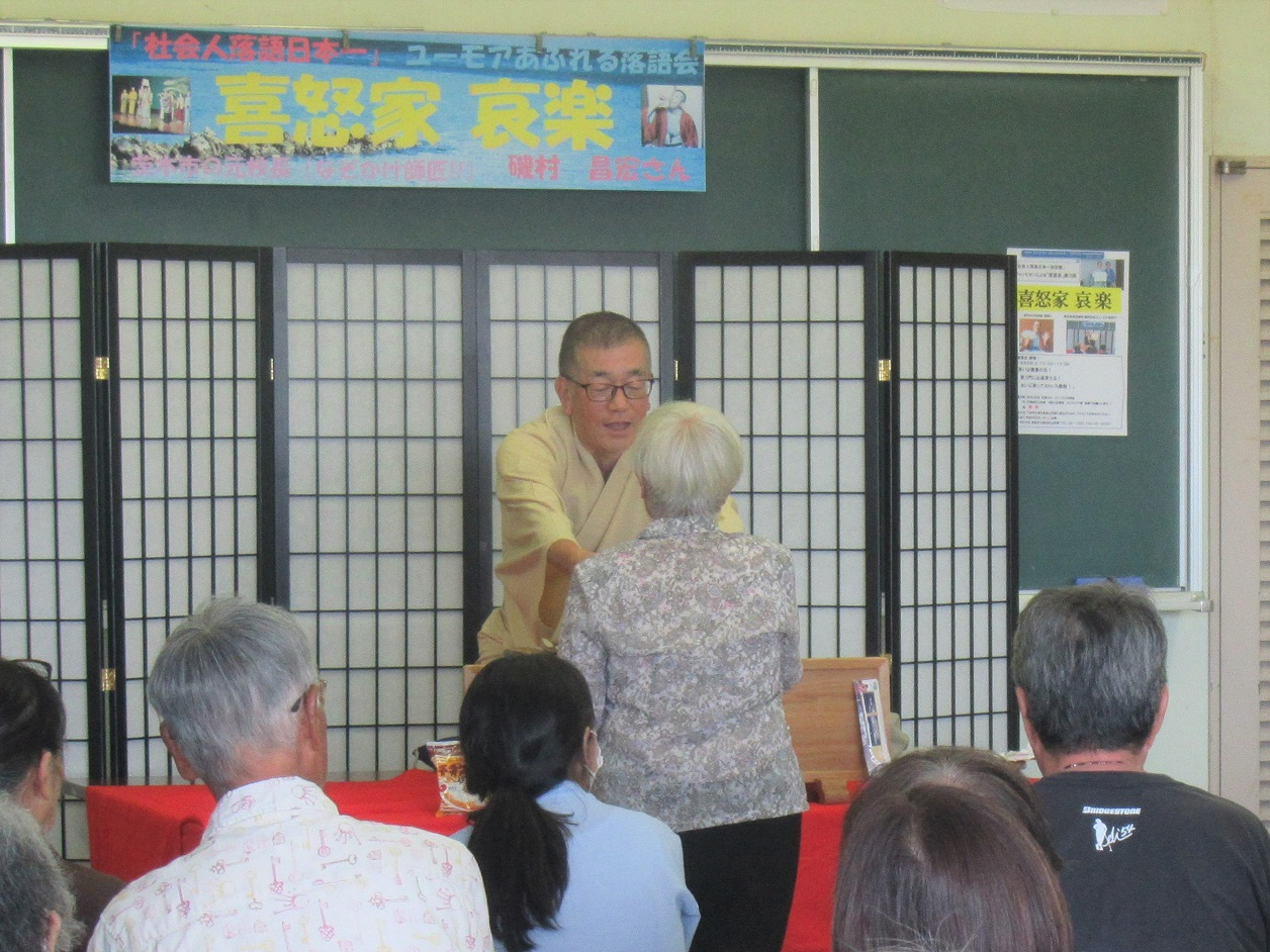 社会人落語日本一決定戦チャンピオンと握手をする女性