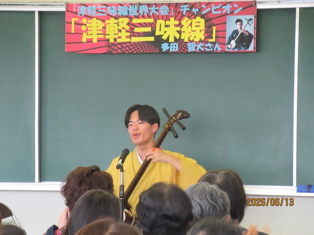 津軽三味線を演奏する男性