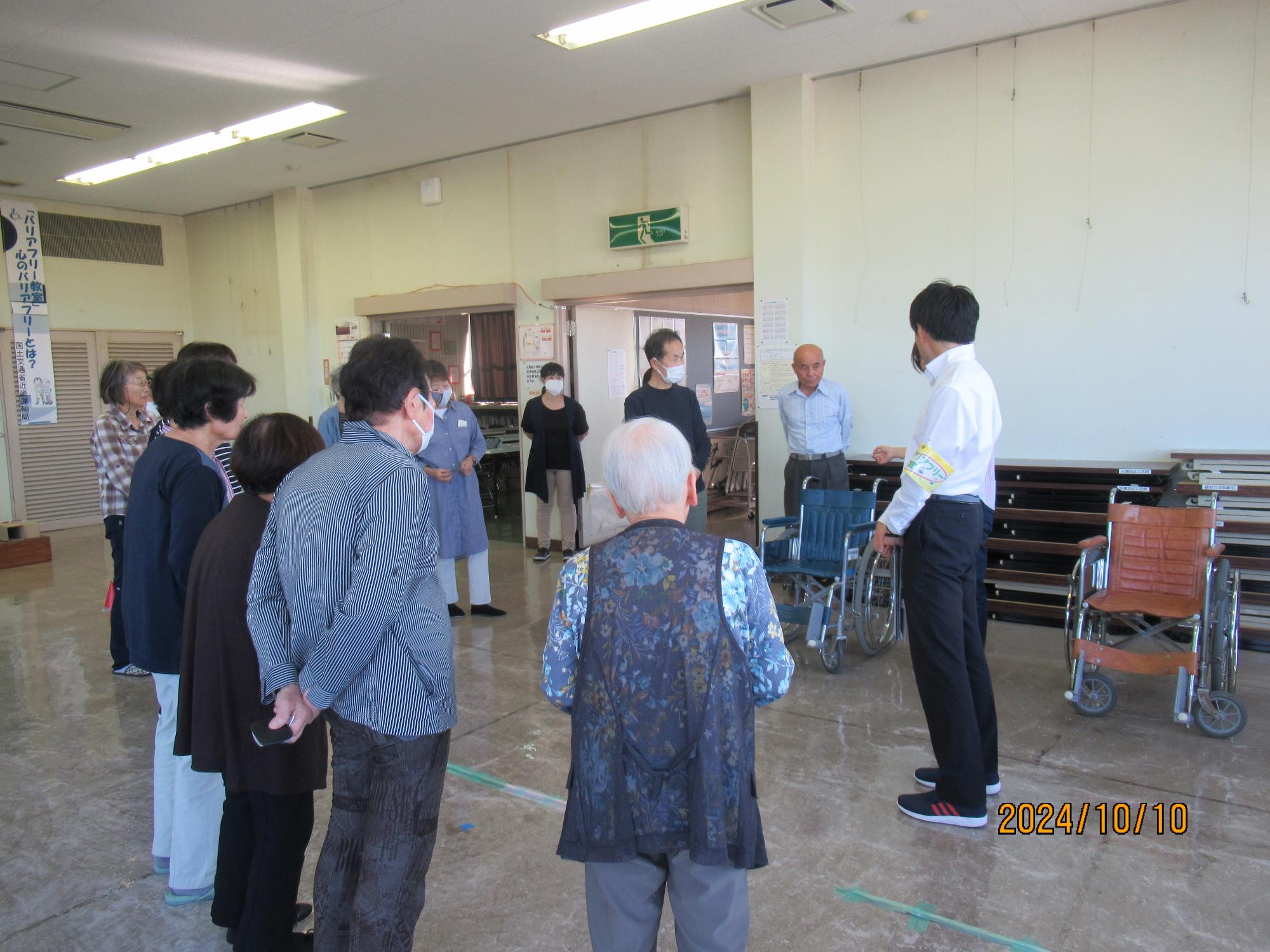 説明を聞いている写真
