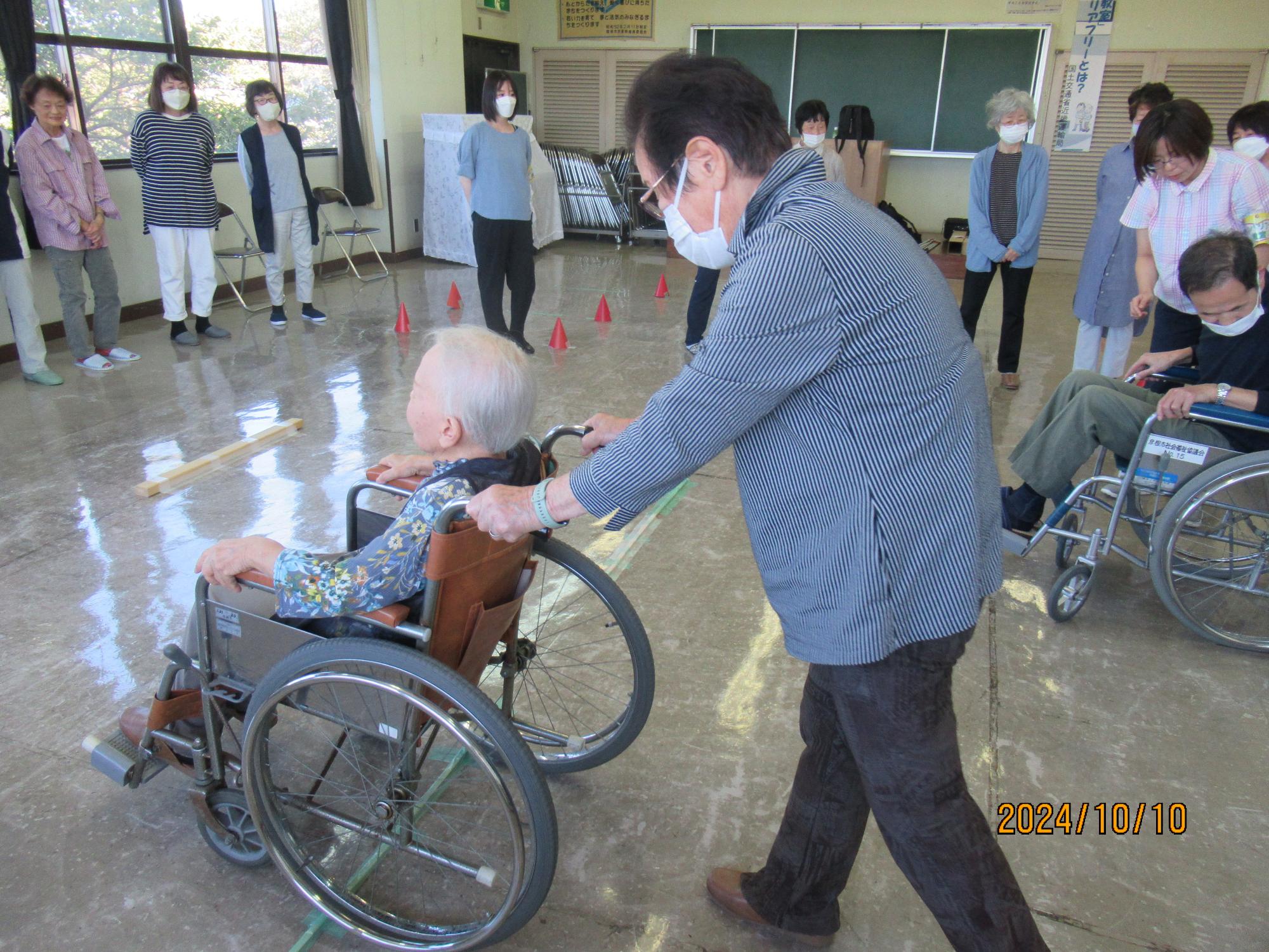 車いすを押す写真