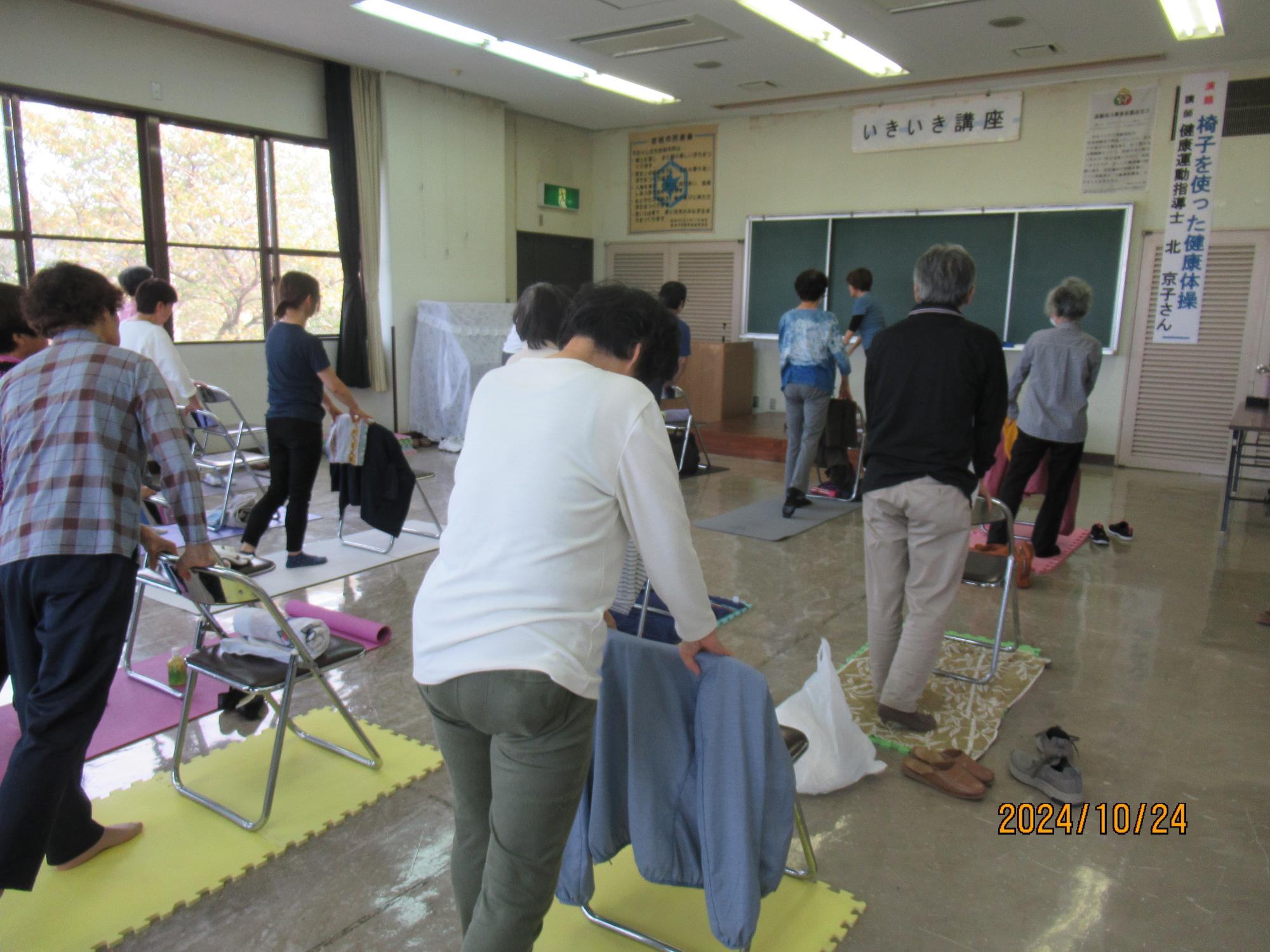 椅子を使った健康体操をしている様子の写真