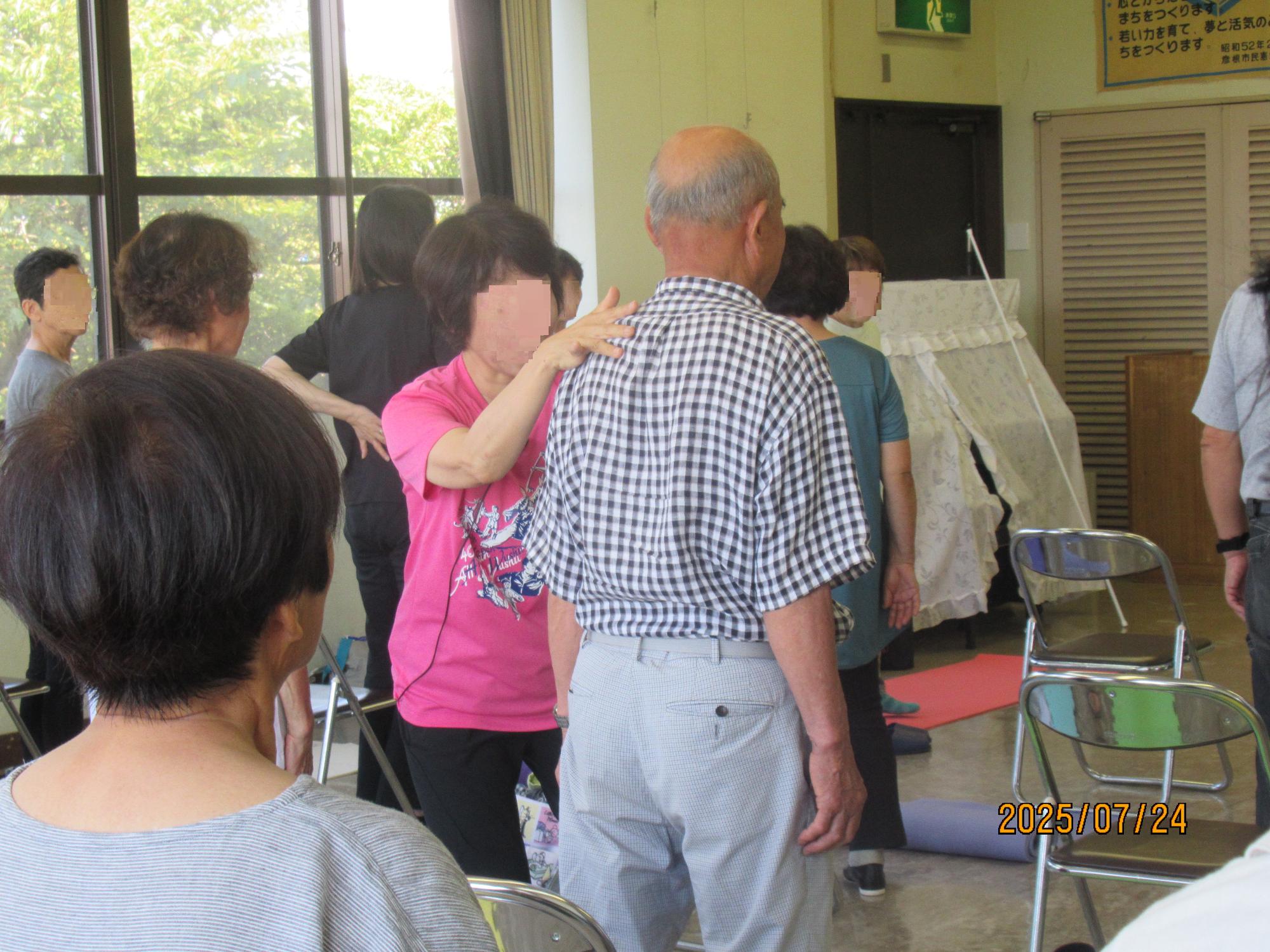 姿勢の指導を受ける参加者