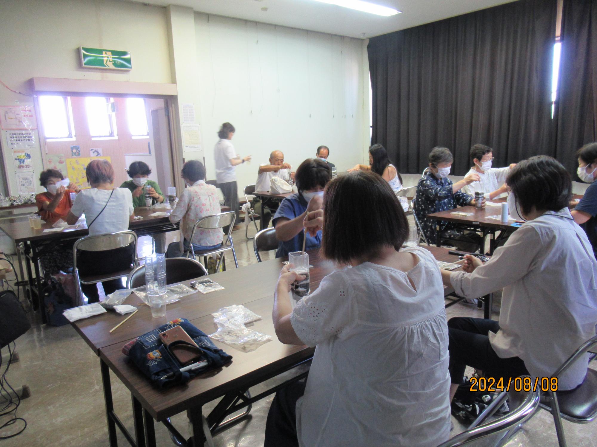 話を聞く様子の写真