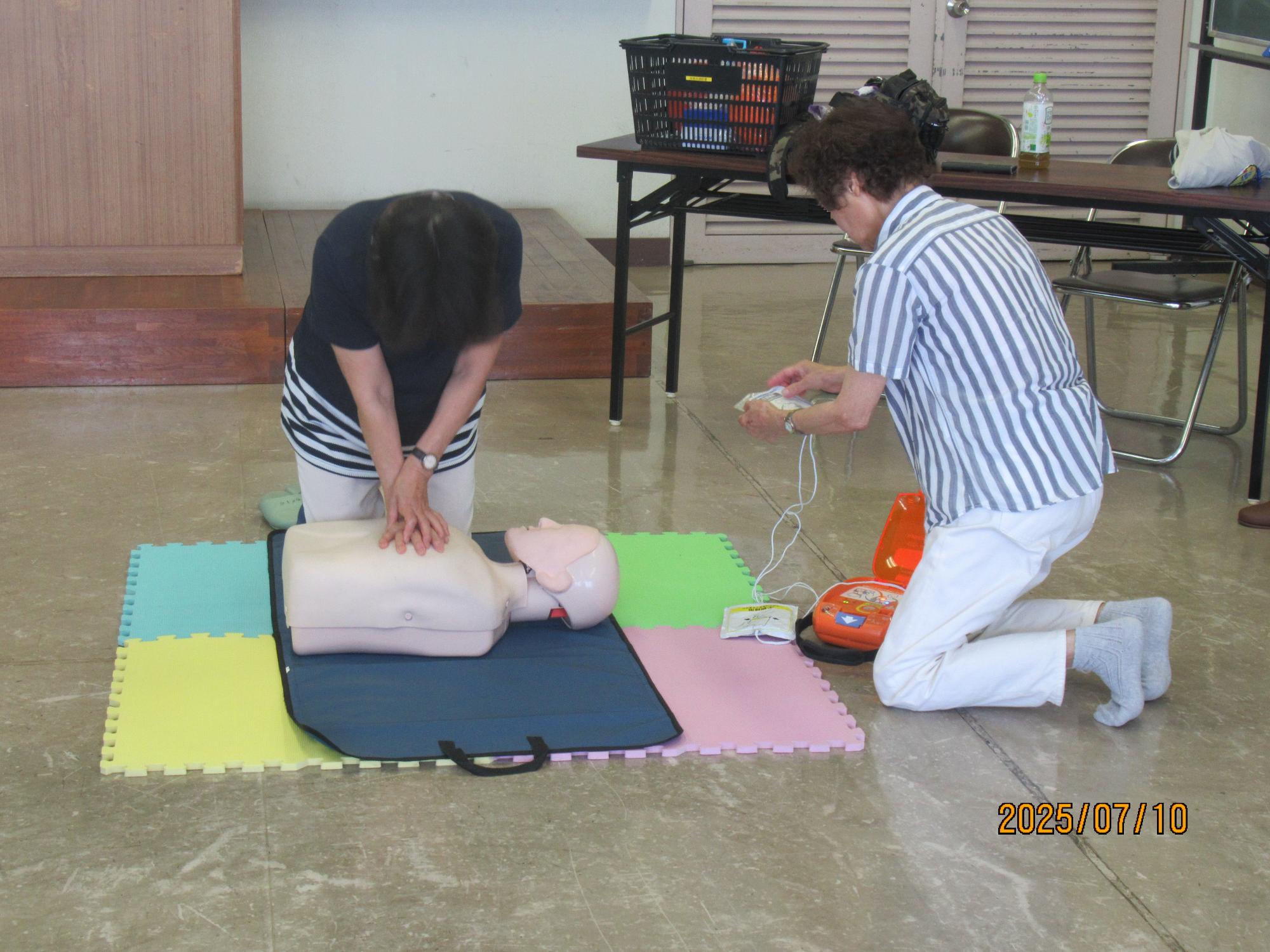 心臓マッサージの体験をする参加者