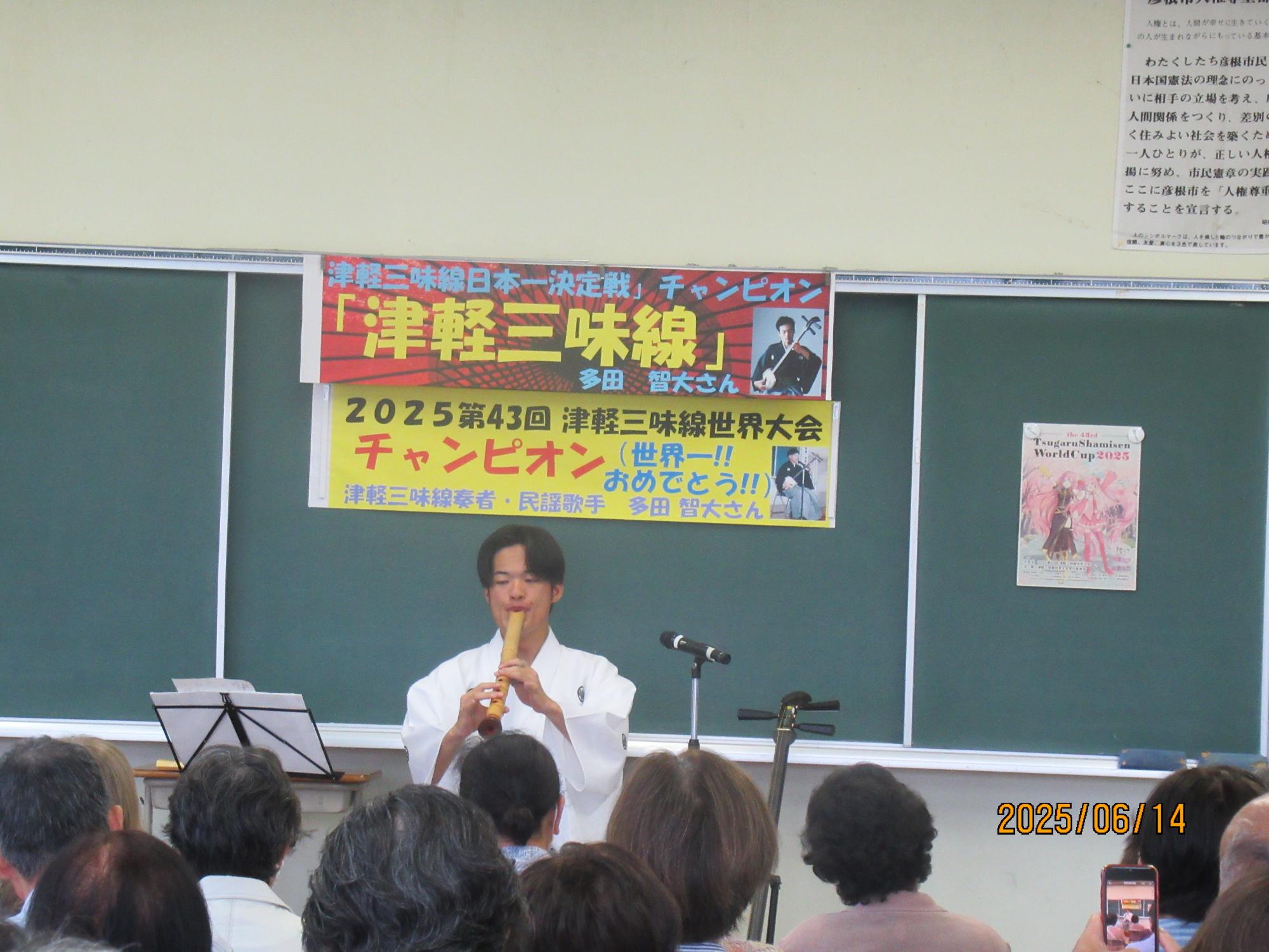 演奏中の写真
