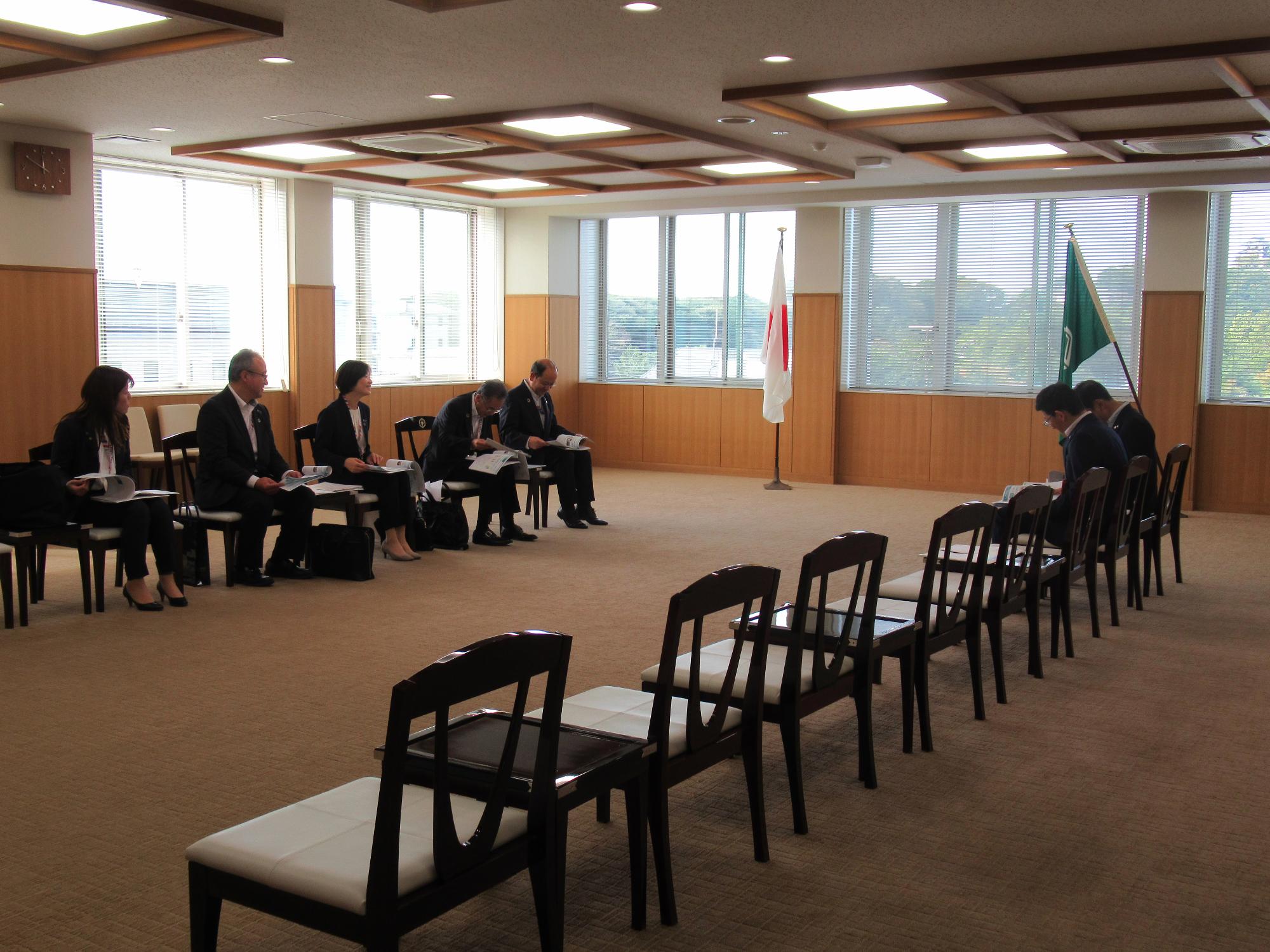 着席し、意見交換している様子の写真