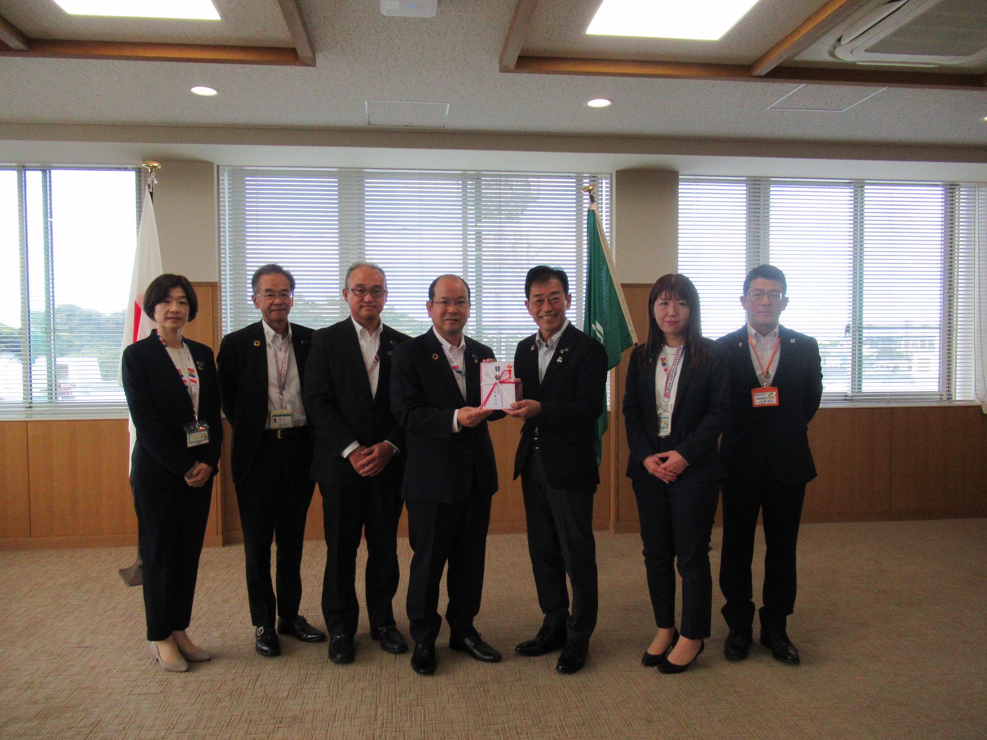 目録を手に関係者集合写真