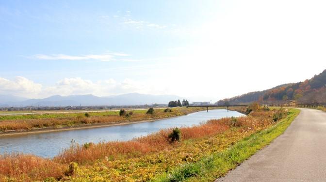 河瀬地域を流れている宇曽川の写真