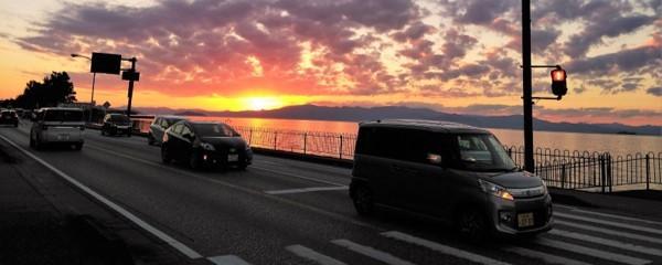 琵琶湖沿いの道路を利用して通勤している写真