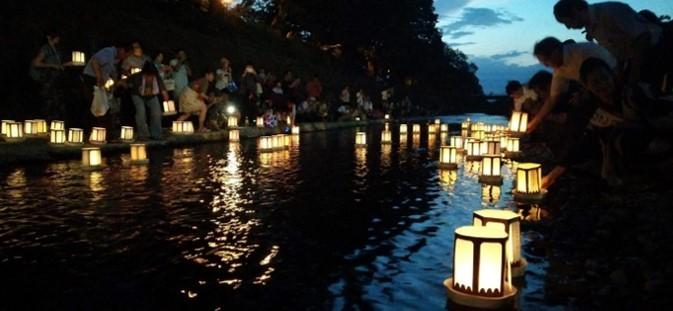 彦根市内を流れる芹川で開催される万灯流しイベントの様子の写真