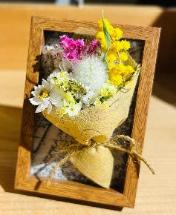 額縁にはりつけたブーケ作品
