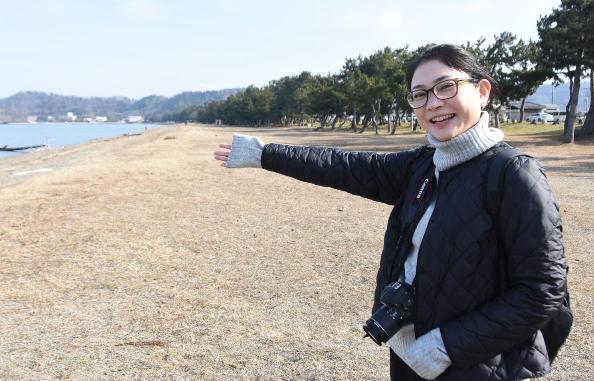 移住コンシェルジュが琵琶湖湖岸にいる写真