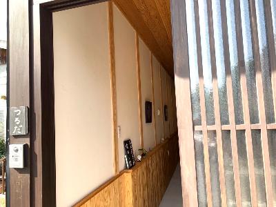 通り土間の壁は鶴田さんが珪藻土を塗り仕上げた
