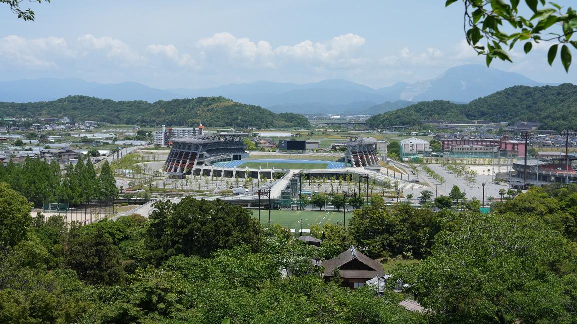 彦根城から見たHATOスタジアム