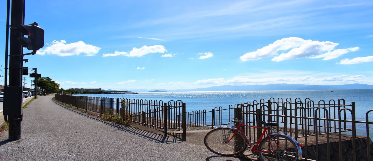 琵琶湖と自転車