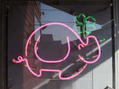 整骨院のロゴのクローバーとピンクの豚