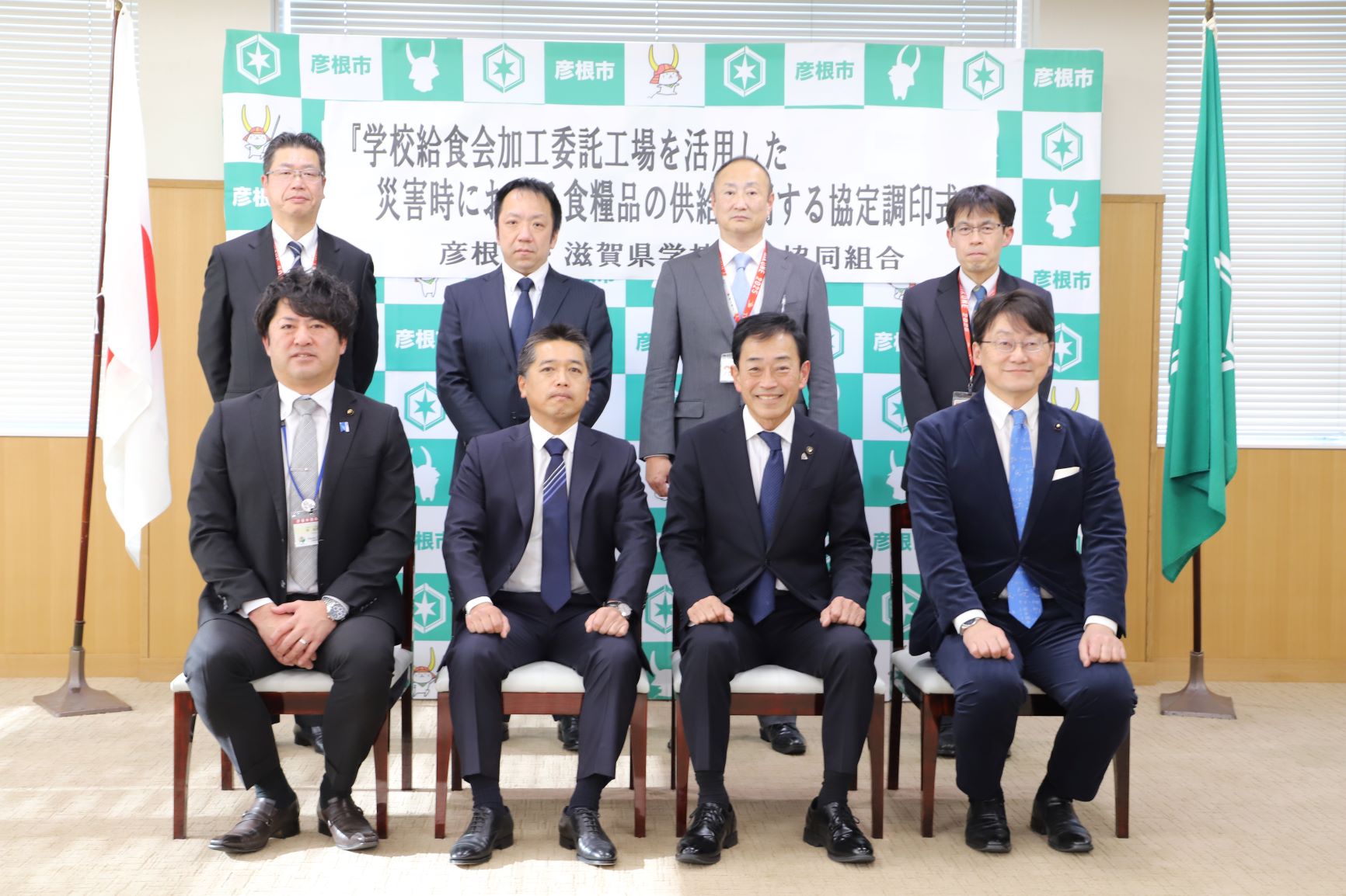 ならんで記念撮影しているところ