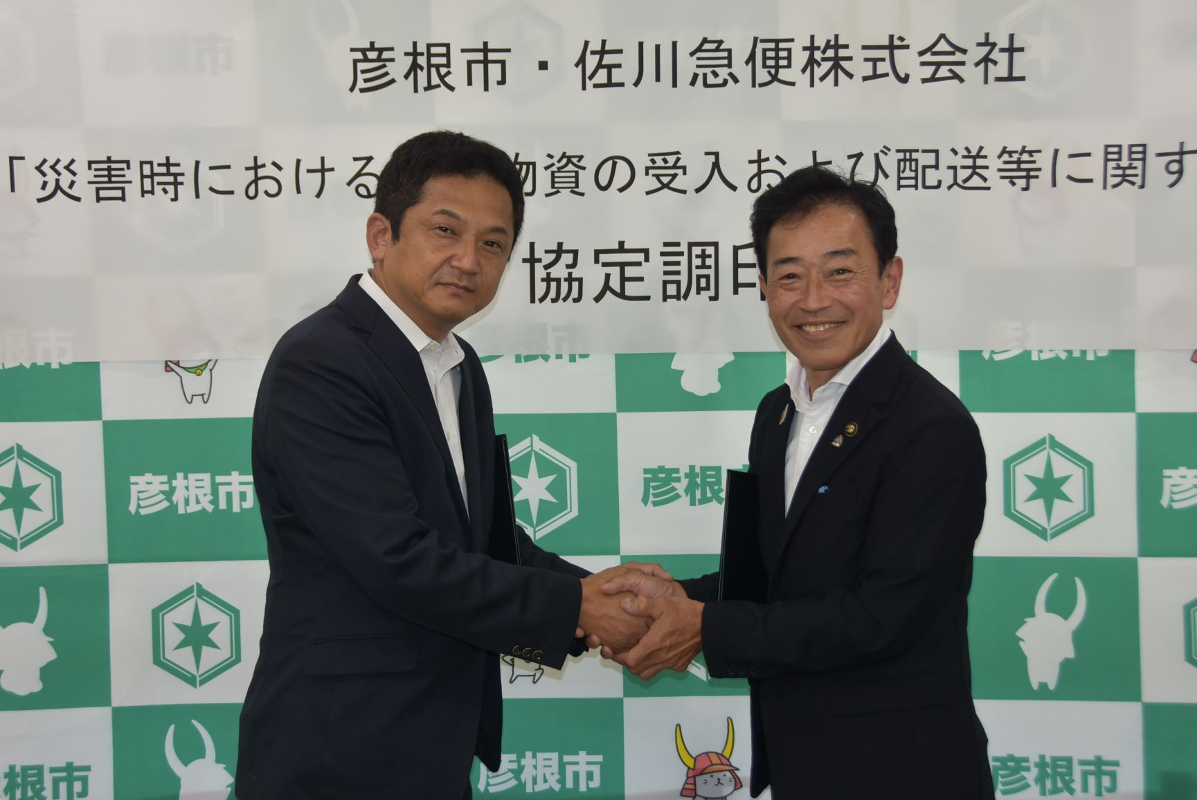 笑顔で握手をする二人の男性