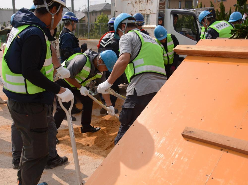 救出救護訓練のようす（スコップで掘る）