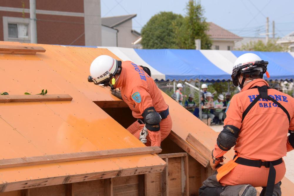 救出救護訓練（家屋に隙間から侵入する）